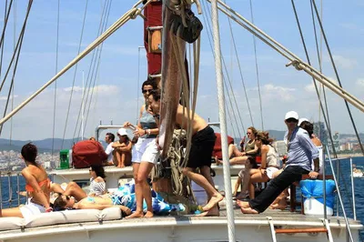 Sunset Boat Party: Barcelona's Historical Charm with Beats & Booze!