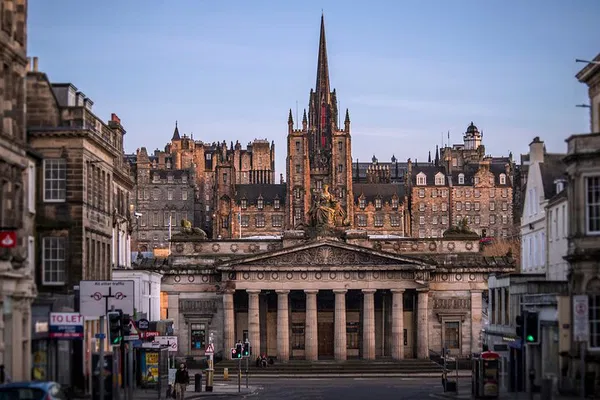 Edinburgh Castle & City: Small Group Walking Tour
