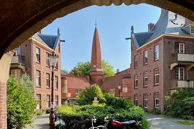 Amsterdam's Architectural Echoes: A Gaudí-Inspired Walking Tour