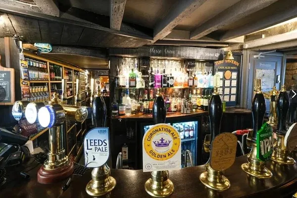Oxford's Historic Pubs: Guided Walking Tour & Local Brews
