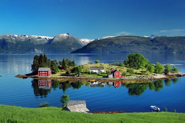 Unveiling Hardangerfjord: A Bergen Bus Tour to Remember