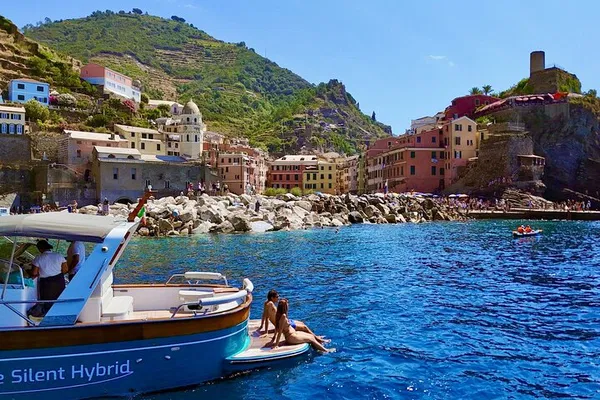 Cinque Terre Boat Tour: Swim & Prosecco from Monterosso