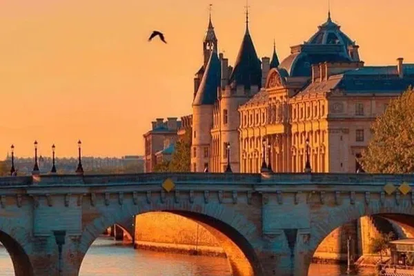 Paris Historical Walking Tour: See Hidden Gems