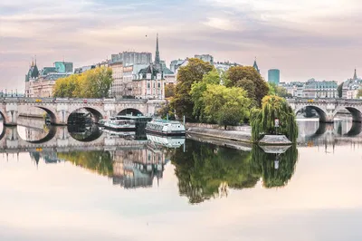 Paris Islands Walk: Seine, Notre Dame & Louvre Views