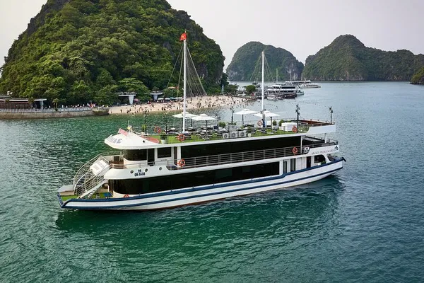 Ha Long Bay 5-Star Cruise: Wine, Buffet & Jacuzzi
