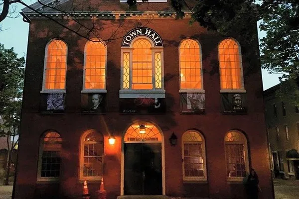 Salem History & Hauntings Tour: Uncover Witch Trials!