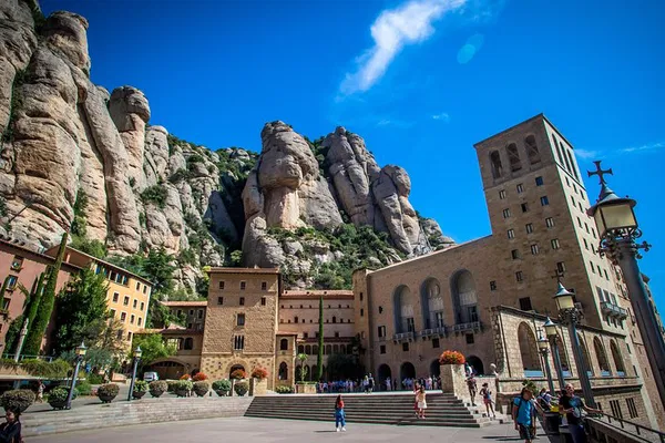 Montserrat & Winery Tour: Taste Catalan Culture & Wine near Barcelona