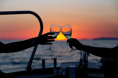 Sorrento Sunset Cruise: Love, Views & Free Drinks!