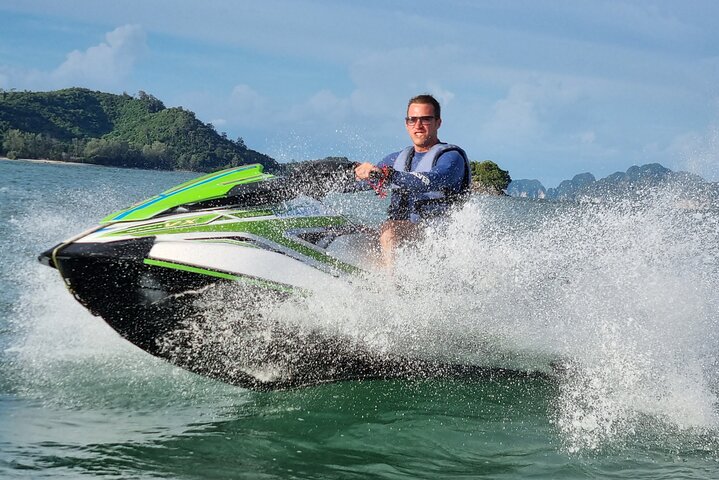 Unleash Your Inner Speed Demon: Jetskiing Adventures in Patong Bay!