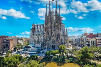 Barcelona's Architectural Wonders: A Private Guided Tour of Park Güell & Sagrada Familia with Tapas