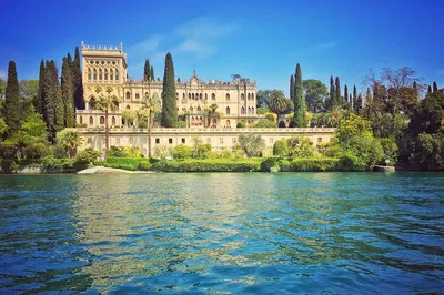 Garda Island Boat Tour: See Villas & Sip Prosecco!