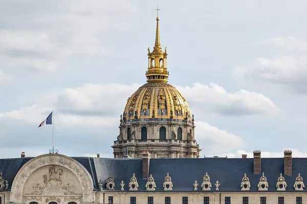 Paris in a Flash: Vintage Car Tour of Iconic Landmarks