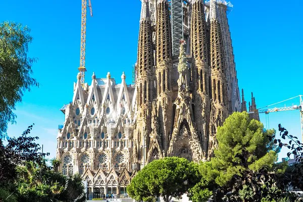 Barcelona's Best: Sagrada Familia Tour with Priority Access