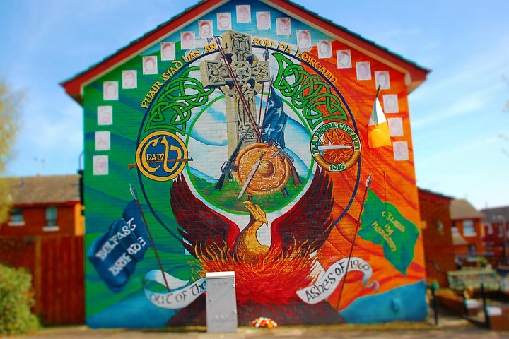 Uncover Belfast's Story: A Gripping Taxi Tour Through History & Murals