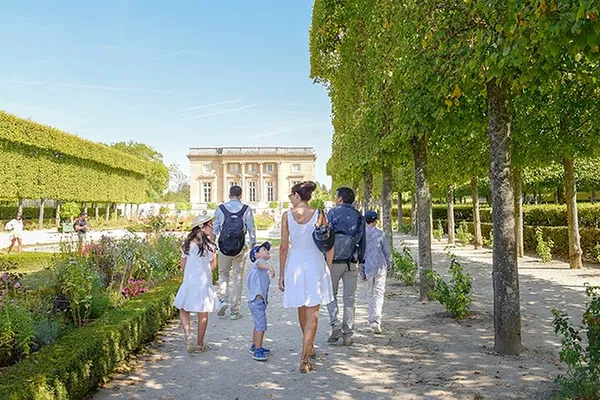 Versailles Private Tour: Skip-the-Line, Macarons Treat!