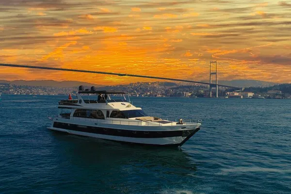 Istanbul: Bosphorus Sunset Cruise on a Luxury Yacht!