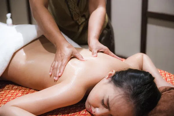 Aroma Oil Massage: Enchant Your Senses in Bangkok's Serene Oasis