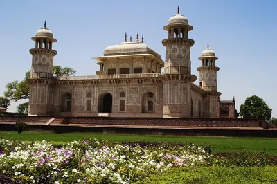 Witness Taj Mahal's Sunrise Majesty: A Royal Day Trip from Delhi