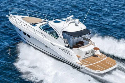 Miami Yacht Rental: FREE Hour, Cruise in Style!