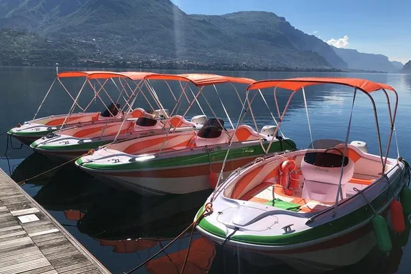 Lake Como: 2-Hour Boat Rental Adventure