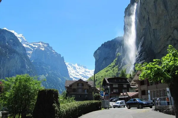 Lauterbrunnen E-Bike Tour: Waterfalls & Swiss Picnic