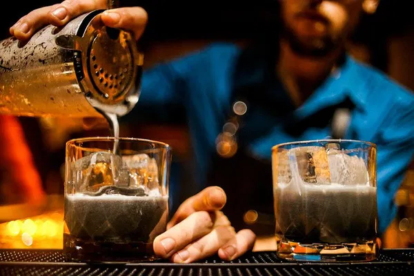 Hoi An: Secret Cocktail Tour in Hidden 200-Year-Old Spaces