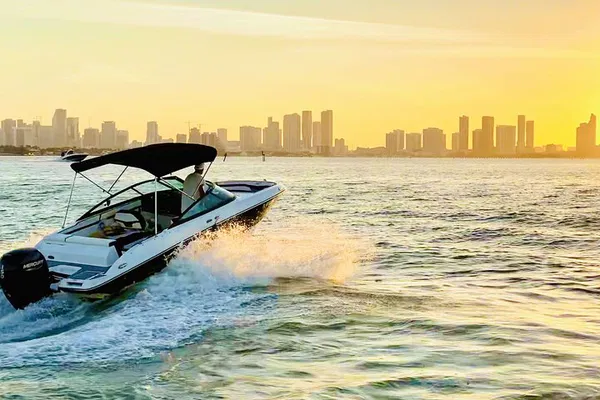 Miami Boat Rental: Captained Tours & Sandbar Fun!