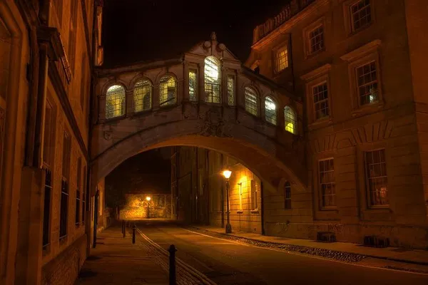 Oxford's Enchanting Evening: Pubs, Legends & City Lights Walking Tour