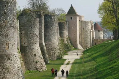 Provins & Fontainebleau: Private Day Trip from Paris