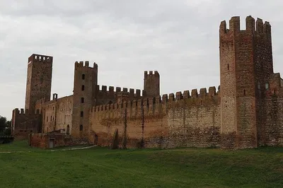 Uncover Veneto's Hidden Gems: Medieval Castles & Renaissance Villas Tour