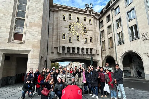 Brussels Walking Tour: Uncover History & Secrets!