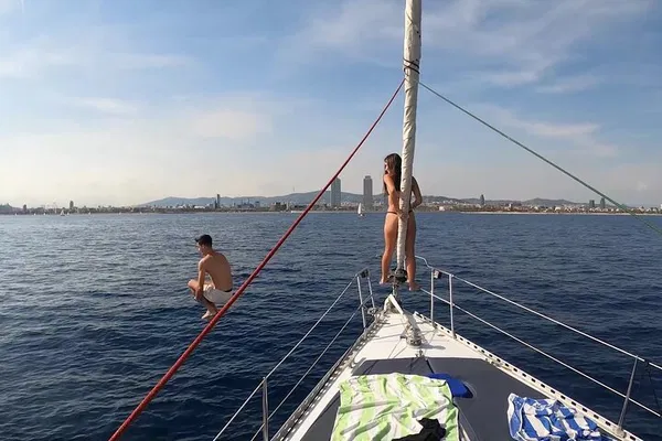 Barcelona Sailing Tour: Swim, Sightsee & Snacks!