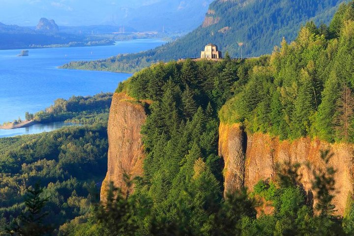 Majestic Columbia River Gorge: A Portland Sightseeing Adventure