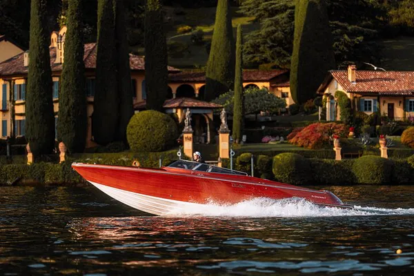 Lake Como Private Boat Tour: See Clooney's Villa!