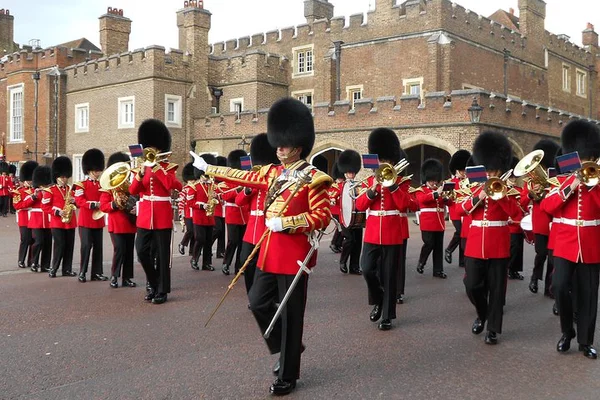 London: Changing of the Guard Guided Walking Tour
