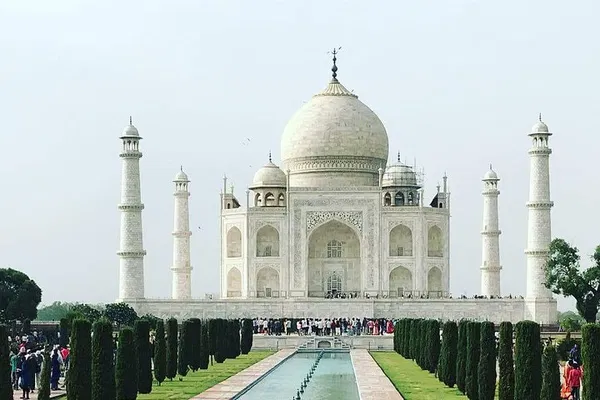 Sunrise Serenity: Private Taj Mahal & Agra Fort Car Tour from Delhi