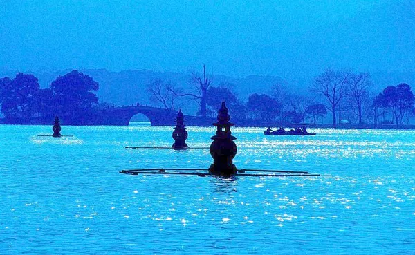 Hangzhou City Tour: Authentic Lunch & West Lake