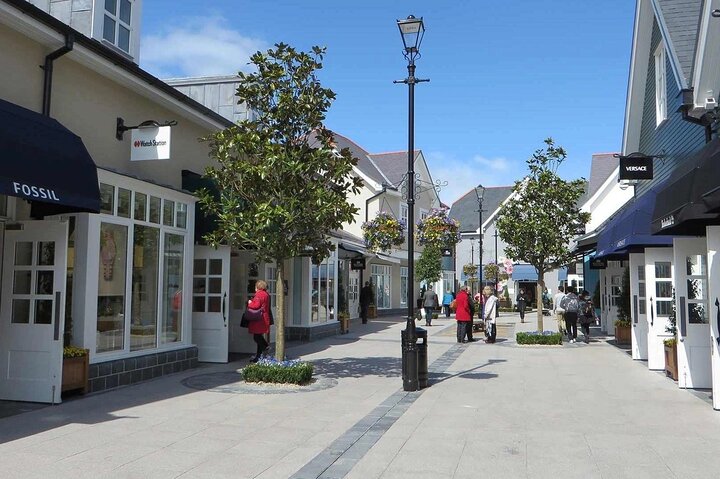 Luxury Shopping Getaway: Dublin Hotels to Kildare Village Private Tour