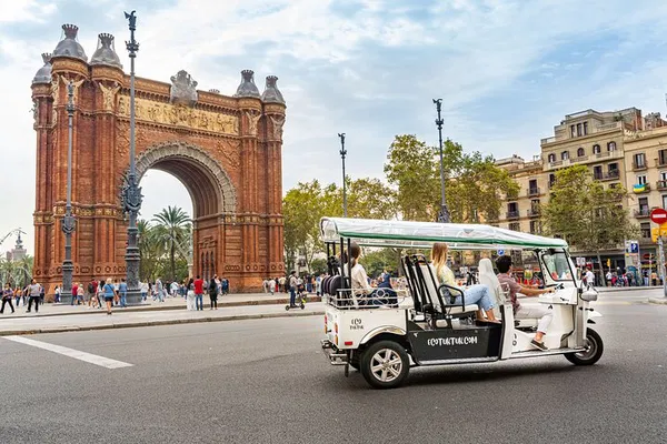 Barcelona Eco Tuk Tuk Tour: Private City Sightseeing