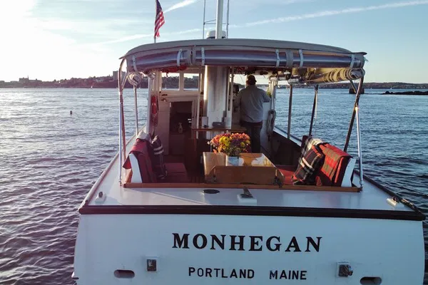 Portland: Private Lobster Boat Tour with Drinks
