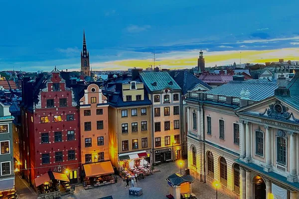 Gamla Stan Walking Tour: Secrets & Souvenir Art