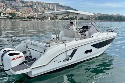 Capri Boat Trip: Beneteau Flyer 9 - Swim & Sightsee