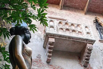 Uncover Verona's Romantic Secrets: A Shakespearean Walking Tour