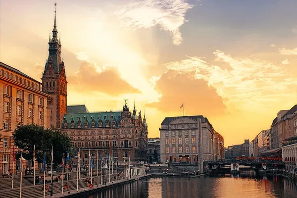 Hamburg: Private 2-Hour Walking Tour of Top Sights