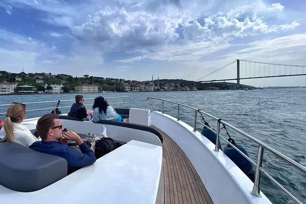 Bosphorus Yacht Cruise: See Istanbul's Asian Side