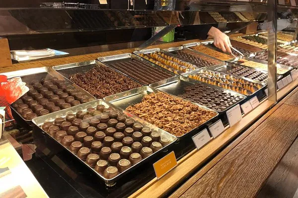 Zurich Tour: Chocolate, Old Town & Lake Cruise