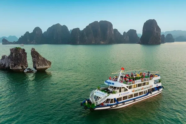Unforgettable Halong Bay Luxury Cruise: A Day of Wonder