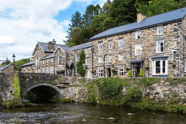 Unforgettable Welsh Adventure: Caernarfon, Snowdonia, and Beddgelert