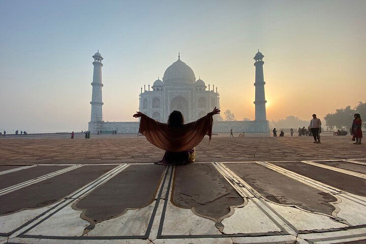 Taj Mahal Sunrise: Skip-the-Line Luxury Tour with Guide