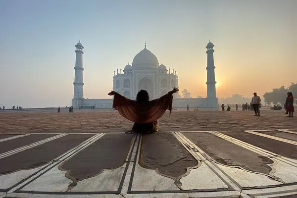 Taj Mahal Sunrise: Skip-the-Line Luxury Tour with Guide